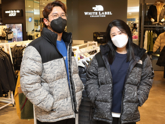 롯데백화점이 단독 판매한 노스페이스 노벨티 눕시 페이퍼 컬렉션을 입은 모델. <롯데쇼핑 제공>